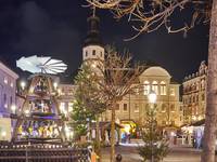 Rathaus und Marktplatz im weihnachtlichen Lichterglanz