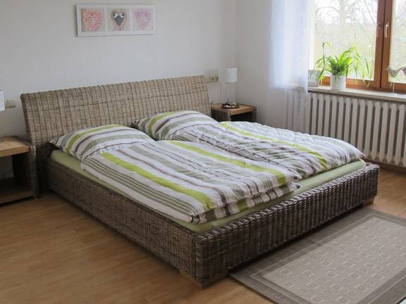 Schlafzimmer mit Doppelbett
