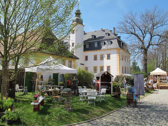 Blick auf Schloss Blankenhain zum Pflanzen- und Korbmachermarkt
